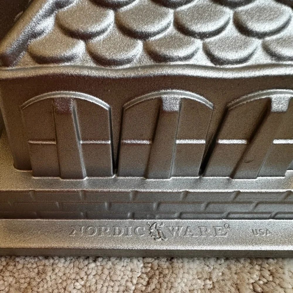 Nordic Ware Gingerbread House Bundt® Pan 9 Cup